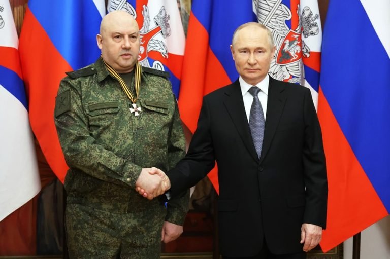 Putin-condecora-al-general-Surovikin