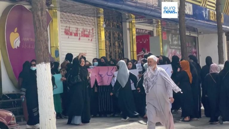 afganistan-mujeres-desafian-el-veto-del-taliban-a-los-salones-de-belleza