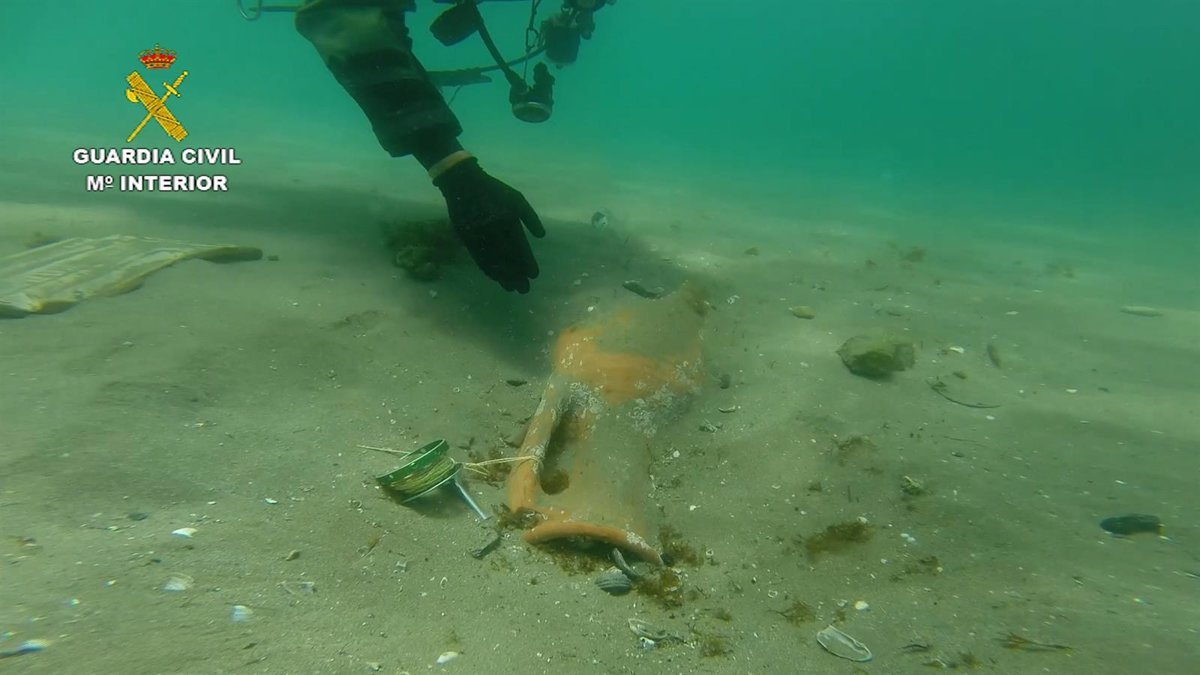 la-guardia-civil-recupera-dos-anforas-con-casi-2-000-anos-de-antiguedad-en-una-playa-de-cadiz