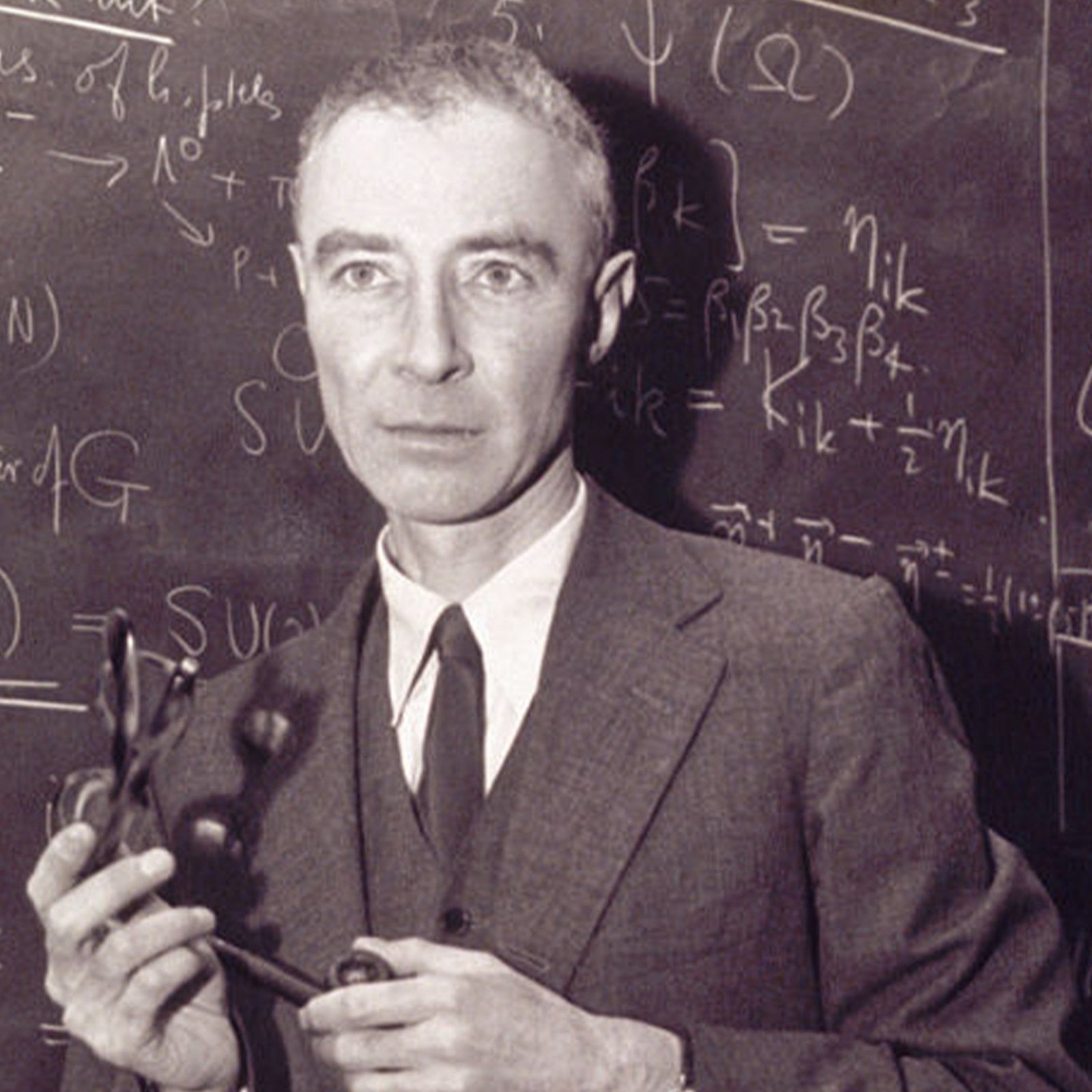 mistico-o-cinico-las-caras-de-robert-oppenheimer-el-creador-de-la-bomba-atomica
