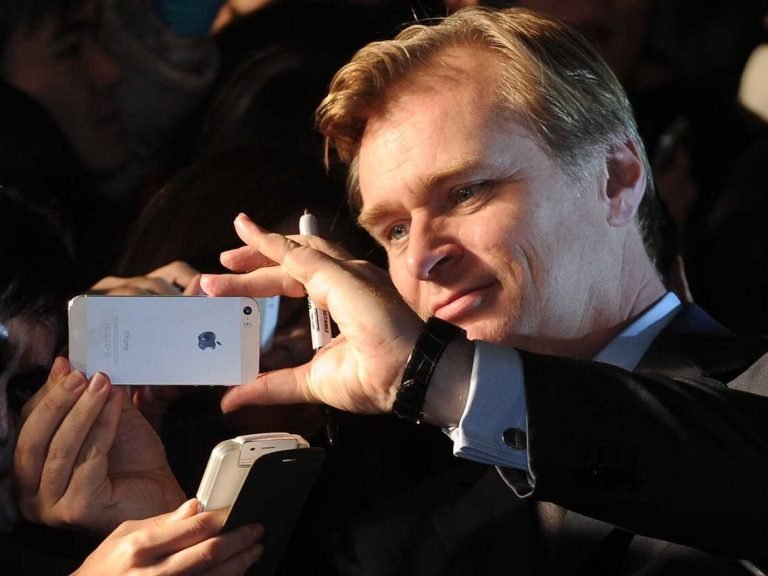 no-se-si-alguien-lo-ha-hecho-antes-christopher-nolan-explica-su-peculiar-aproximacion-a-la-escritura-de-oppenheimer-y-por-que-no-tiene-smartphones-cerca-cuando-trabaja