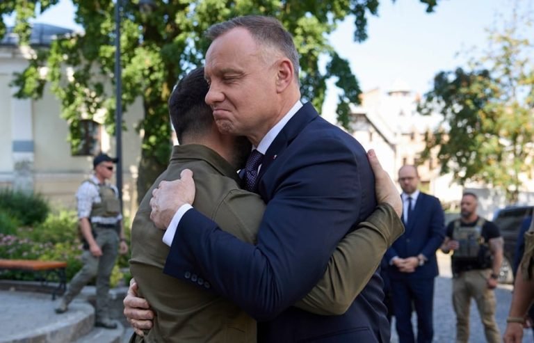 zelenski-y-duda-honran-a-victimas-de-la-masacre-de-volinia-en-lutsk-ucrania