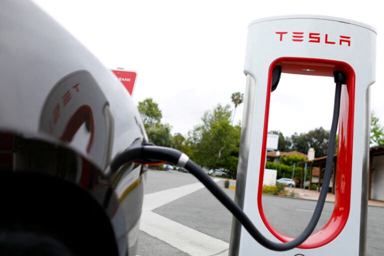 un-super-chargeur-tesla-a-san-juan-capistrano-en-californie_20230719184223_rsz