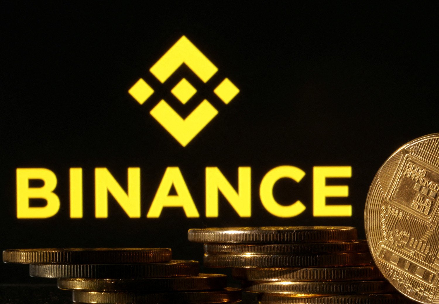 une-illustration-du-logo-de-binance_rsz