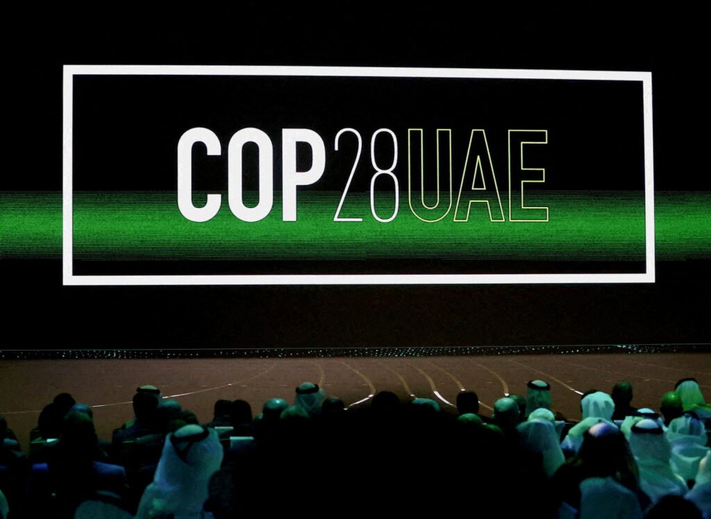 le-logo-cop28-uae-sur-l-ecran-lors-de-la-ceremonie-d-ouverture-de-la-semaine-du-developpement-durable-d-abou-dhabi_20231130200440_rsz