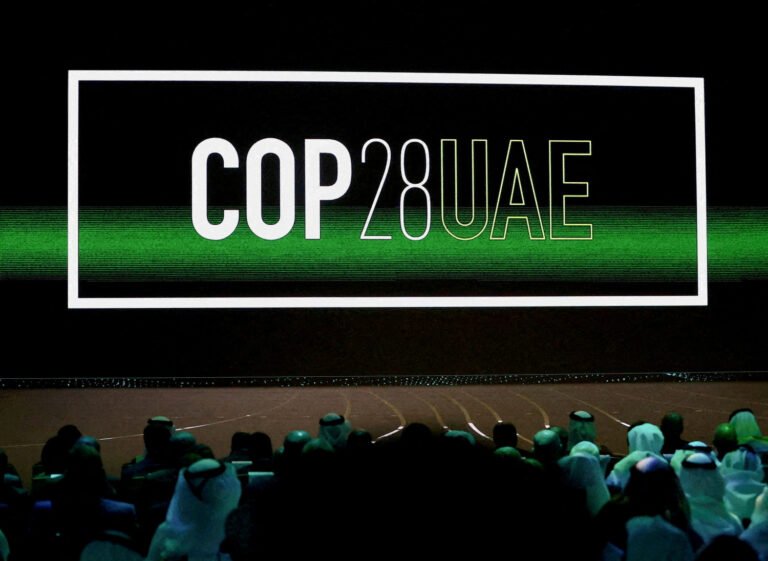 le-logo-cop28-uae-sur-l-ecran-lors-de-la-ceremonie-d-ouverture-de-la-semaine-du-developpement-durable-d-abou-dhabi_20231130200440_rsz