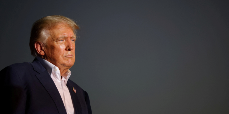 l-ancien-president-americain-donald-trump-lors-d-un-meeting_rsz