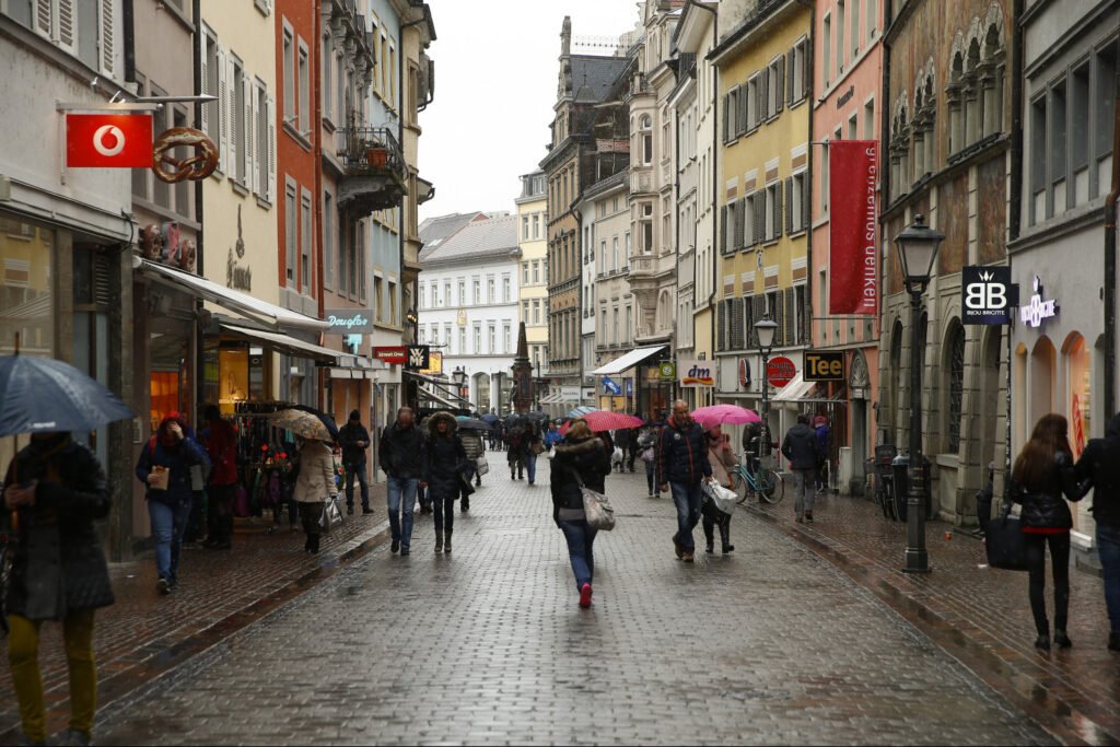 les-gens-marchent-dans-une-rue-commercante-photo-prise-le-17-janvier-2015-a-konstanz-en-l-allemagne_rsz