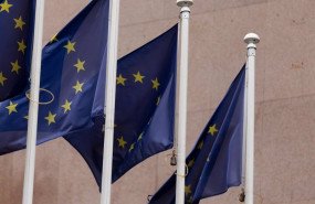 ep_varias_banderas_de_la_union_europea_285x185