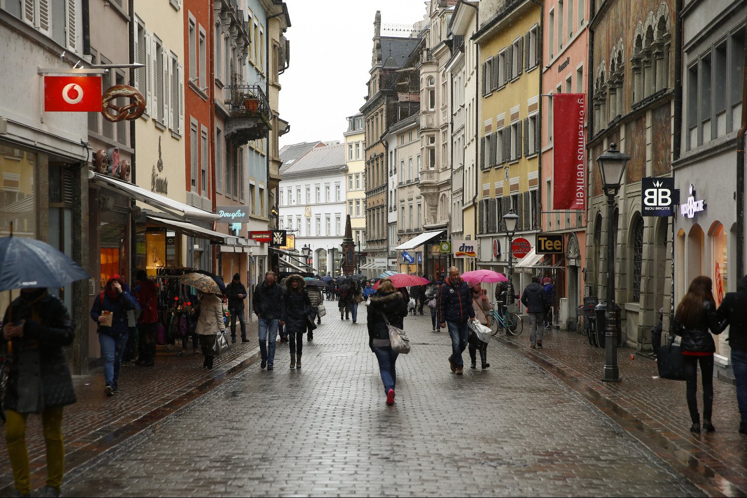 les-gens-marchent-dans-une-rue-commercante-photo-prise-le-17-janvier-2015-a-konstanz-en-l-allemagne_rsz