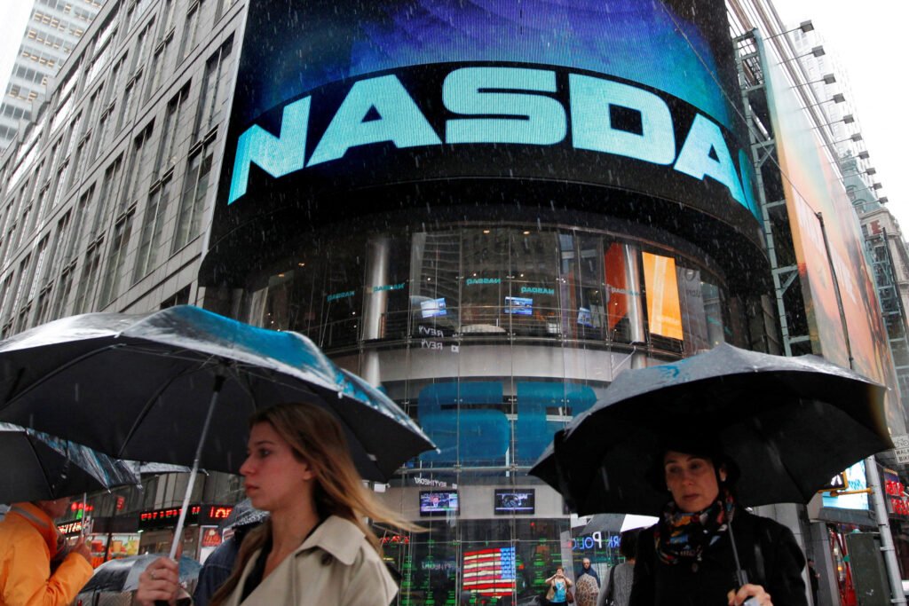 des-gens-passent-devant-les-locaux-du-nasdaq-a-new-york_rsz