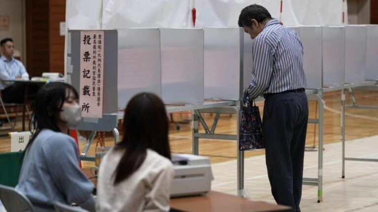 elecciones-en-japon-el-partido-gobernante-pierde-su-mayoria-por-primera-vez-en-15-anos