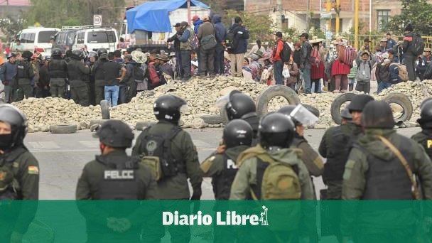 policia-boliviana-intenta-despejar-rutas-tras-12-dias-de-cortes-por-seguidores-de-evo-morales