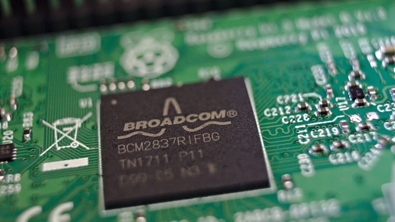broadcom-se-dispara-tras-batir-previsiones-con-sus-cuentas-gracias-al-auge-de-la-ia