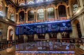 ep_archivo_-_paneles_del_ibex_35_en_el_palacio_de_la_bolsa_a_8_de_agosto_de_2024_en_madrid_espana_285x185