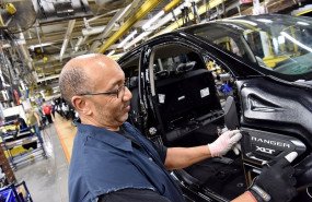 ep_archivo_-_imagen_de_un_operario_de_una_fabrica_de_ford_285x185