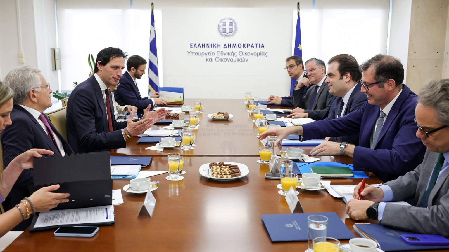 el-comisario-de-clima-de-la-ue-celebra-los-avances-de-grecia-en-la-reduccion-de-la-brecha-fiscal