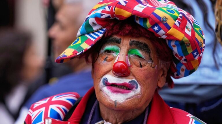 no-comment-narices-rojas-y-zapatos-grandes-llenan-las-calles-de-lima-por-el-dia-del-payaso