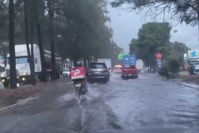 temporada-de-lluvia-usuarios-reportan-calles-inundadas-en-tramos-principales-de-la-ciudad